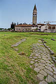 Aquileia (Udine) - i resti di via romana, parallela al fiume cittadino.